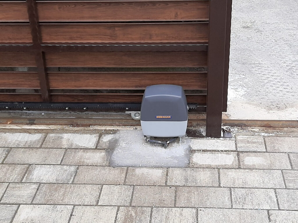 Elektromos Hörmann tolómotoros kapunyitó telepítése