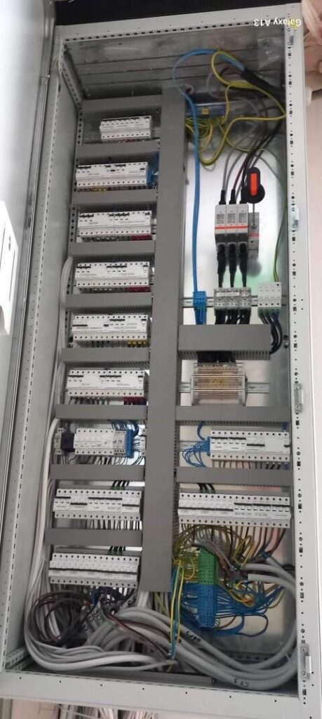 Gyártócsarnok elektromos főelosztó szekrénye