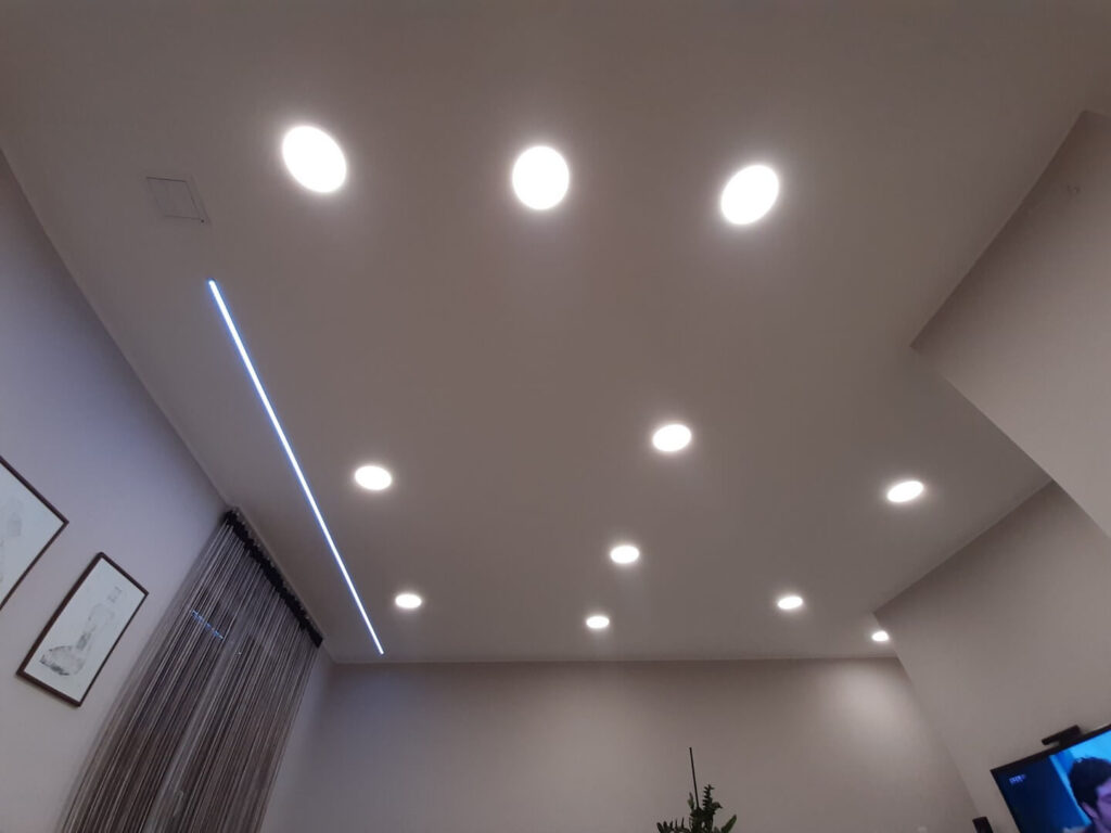 Mennyezeti LED panel és szalag megvilágítás magánházban
