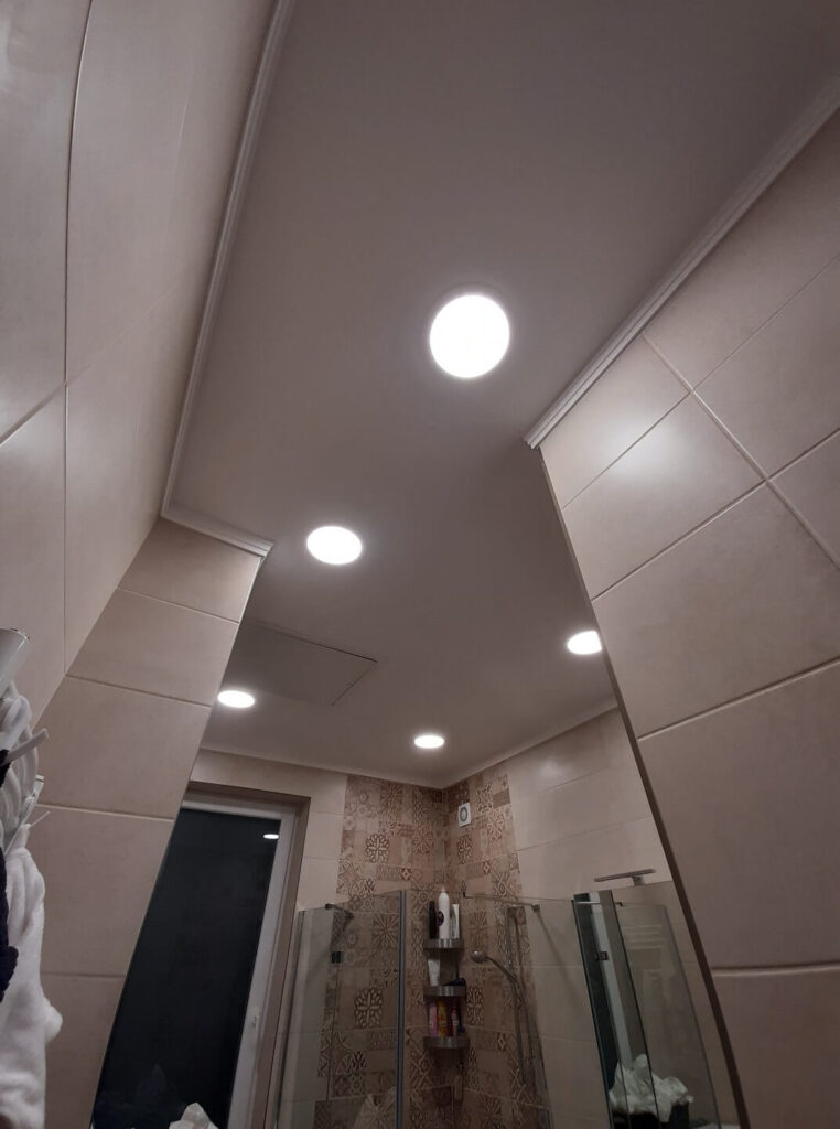Mennyezeti LED panel süllyesztve fürdőben