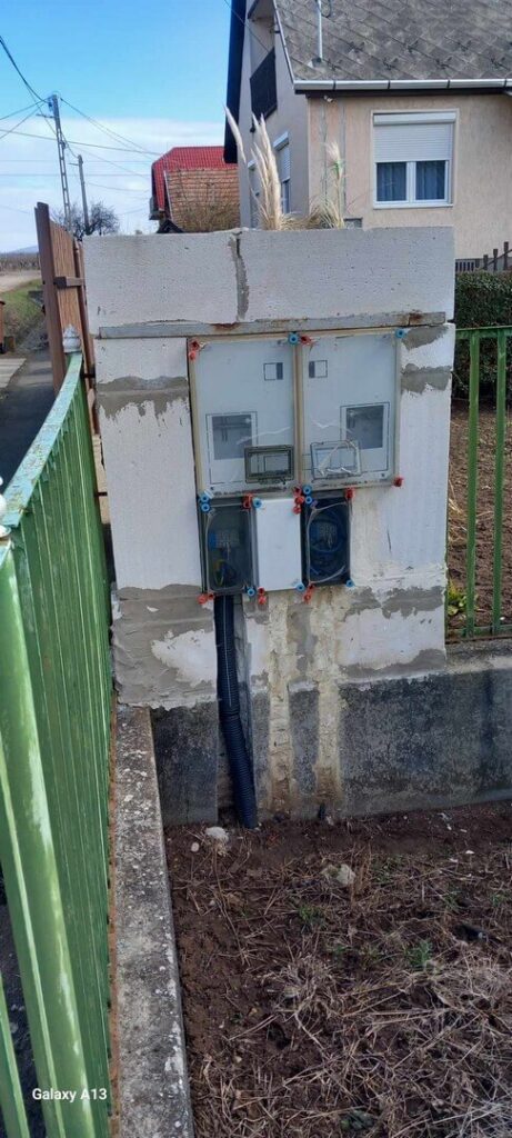 Nappali áramos és H-energia tarifás fogyasztásmérő kerítésfalban földkábel csatlakozzással
