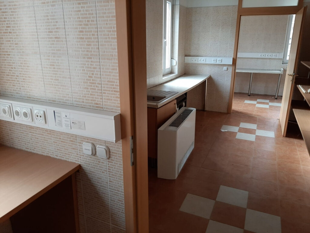 Szerelvényezhető kábelcsatorna telepítése közületnek