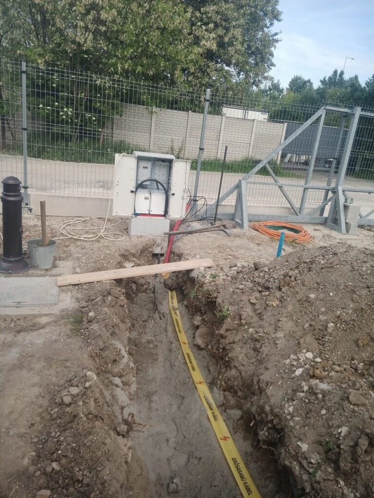 Csarnok betáp földkábel fektetés homokágyban szalagjelöléssel