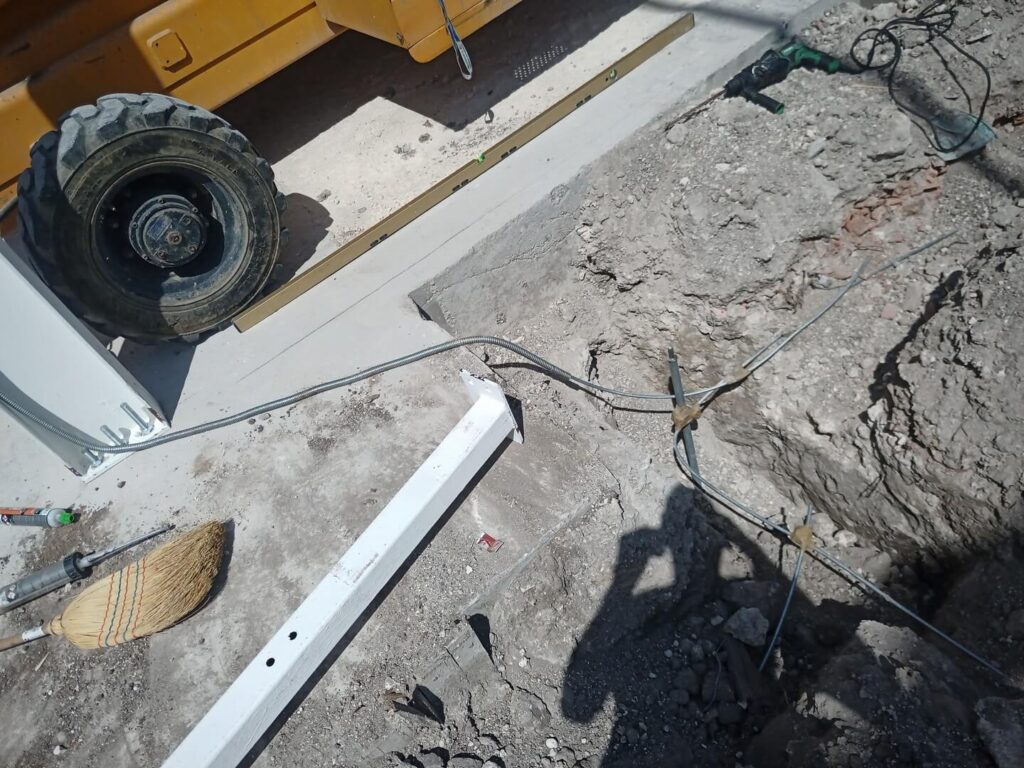 Villámvédelmi körvezető, rúdfüldelő és felállási pontösszekötések bandázsolással